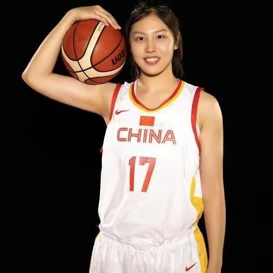 美女被扒掉胸揉大乳挤奶