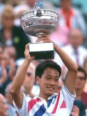 16年乔任梁倒吊图片
